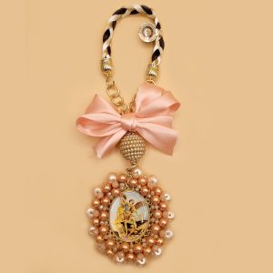 BH128 MEDALLÓN RESINA C/PERLAS ALREDEDOR